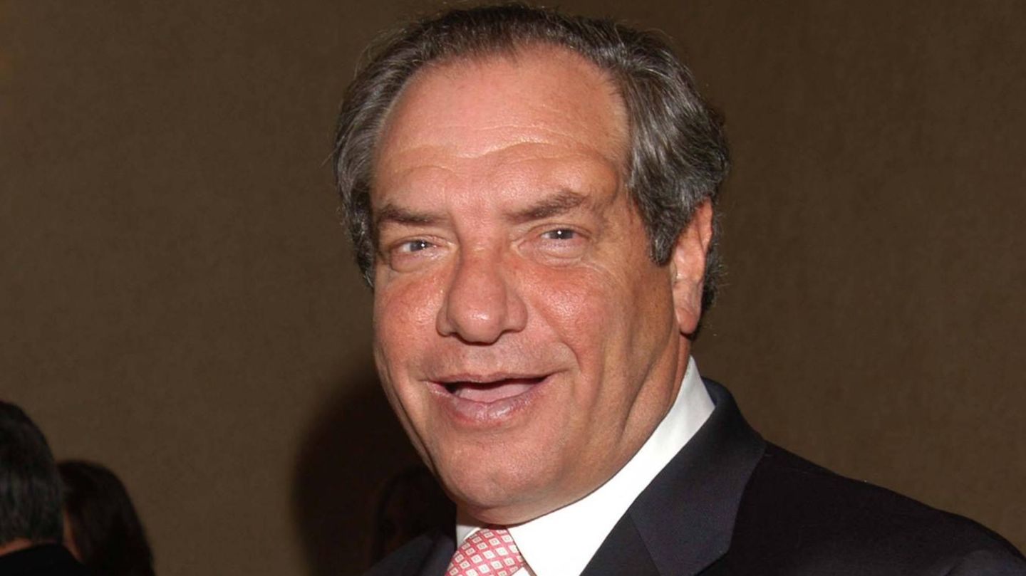 13. Dick Wolf: 1,2 Milliarden US-Dollar  Der 77-jährige TV-Produzent ist seit Jahrzehnten mit Krimiserien wie "Law & Order" enorm erfolgreich und stieg damit jüngst in den "Forbes"-Club der Celebrities-Milliardäre auf.