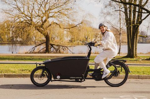 Redakteurin Wißmann auf einem E-Bike von Urban Arrow