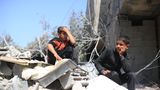 Rafah, Gazastreifen. Auf Trümmern sitzen diese beiden Jungen. Zumindest einem der beiden ist der Schock nach einem Bombenangriff israelischer Kampfflugzeuge auf das Haus der Familie anzusehen. Bleibt die Frage: Werden diese beiden einmal zur Versöhnung mit Israel bereit sein oder sind sie die nächste Generation palästinensischer Kämpfer?