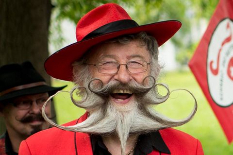 Ein Kandidat bei der Europäischen Bart- und Moustache-Meisterschaft in der Schweiz lacht