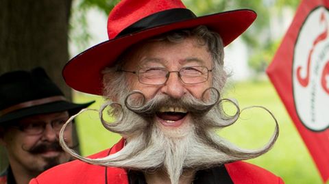 Ein Kandidat bei der Europäischen Bart- und Moustache-Meisterschaft in der Schweiz lacht