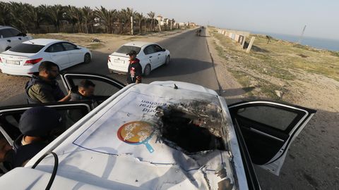 Nach Israels Angriff klafft ein Loch in einem weißen Auto mit "World Central Kitchen"-Logo auf dem Dach