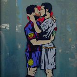 Graffiti von Messi und Ronaldo, die sich küssen