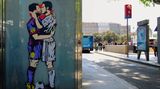 Graffiti von Messi und Ronaldo, die sich küssen