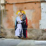 Der Pabst und Donald Trump küssen sich auf einem Graffiti