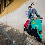 Ein Graffiti von einem Roller mit zwei Menschen, die eiN Schild hochalten. Auf dem Schild steht: Saubere Luft jetzt