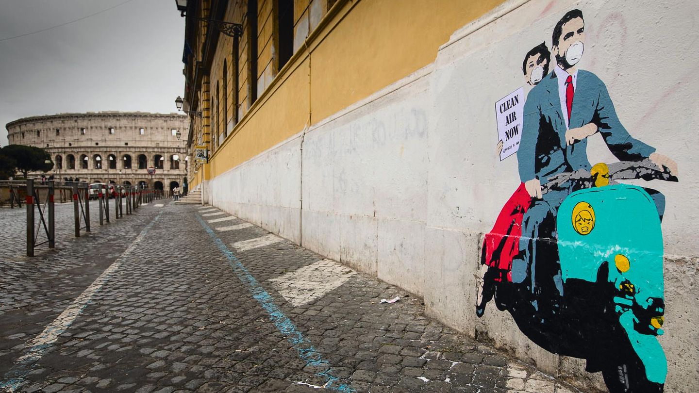 Saubere Luft jetzt (Projekt in Zusammenarbeit mit Greenpeace) 2017 | Rom Ein Graffiti von einem Roller mit zwei Menschen, die eiN Schild hochalten. Auf dem Schild steht: Saubere Luft jetzt