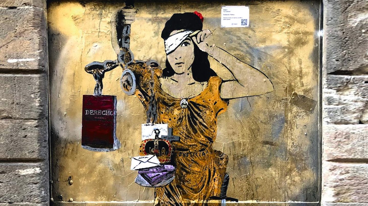 Justitia 2019 | Barcelona Ein Graffiti von Justitia Sie hebt eine Seite der Augenbinde