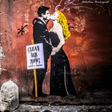 Ein Graffiti von einem Paar, dass sich küsst mit Atemmasken