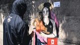 Ein Graffiti von Carola Rackete und einem Kind, welches auf ihrem Arm sitzt