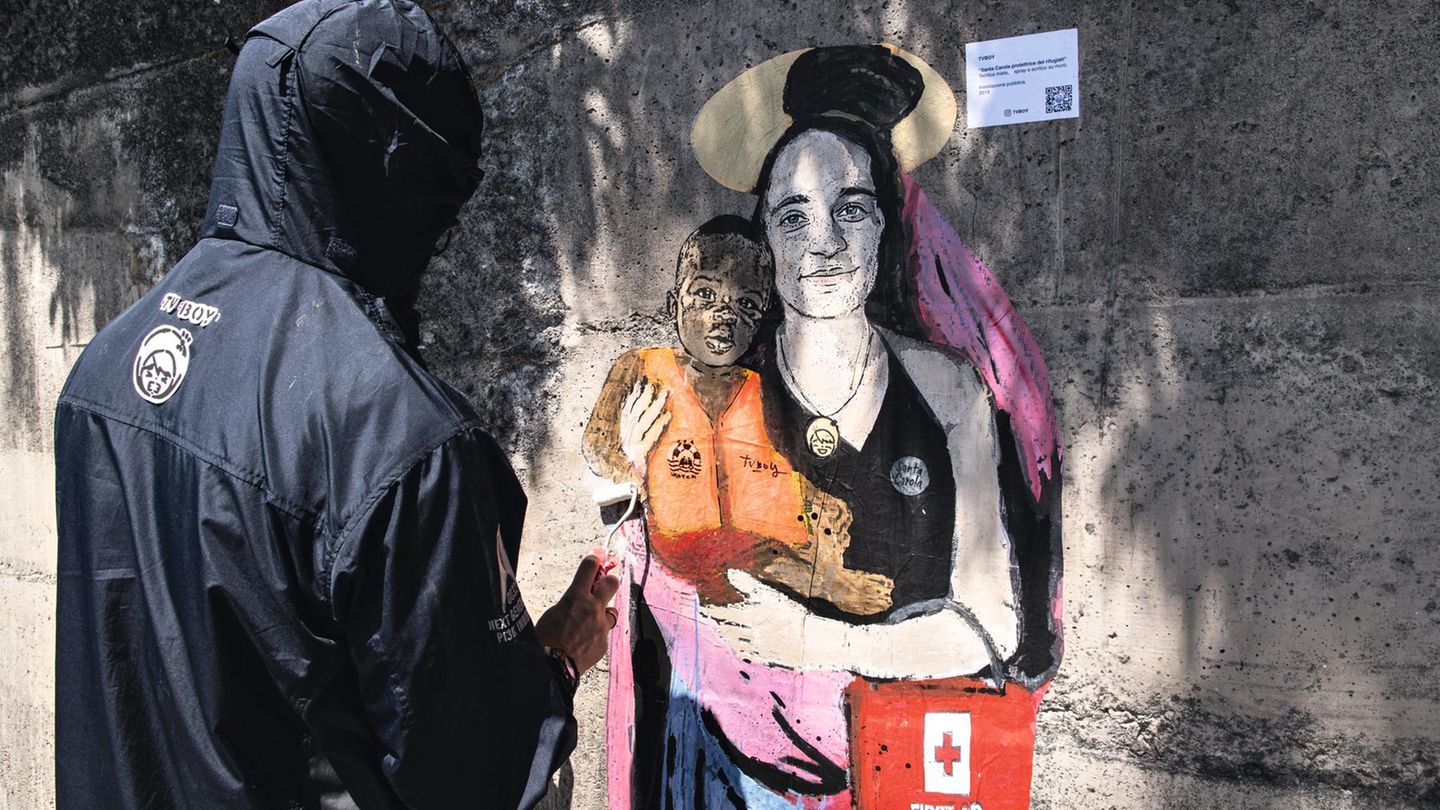 Ein Graffiti von Carola Rackete und einem Kind, welches auf ihrem Arm sitzt