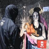 Ein Graffiti von Carola Rackete und einem Kind, welches auf ihrem Arm sitzt