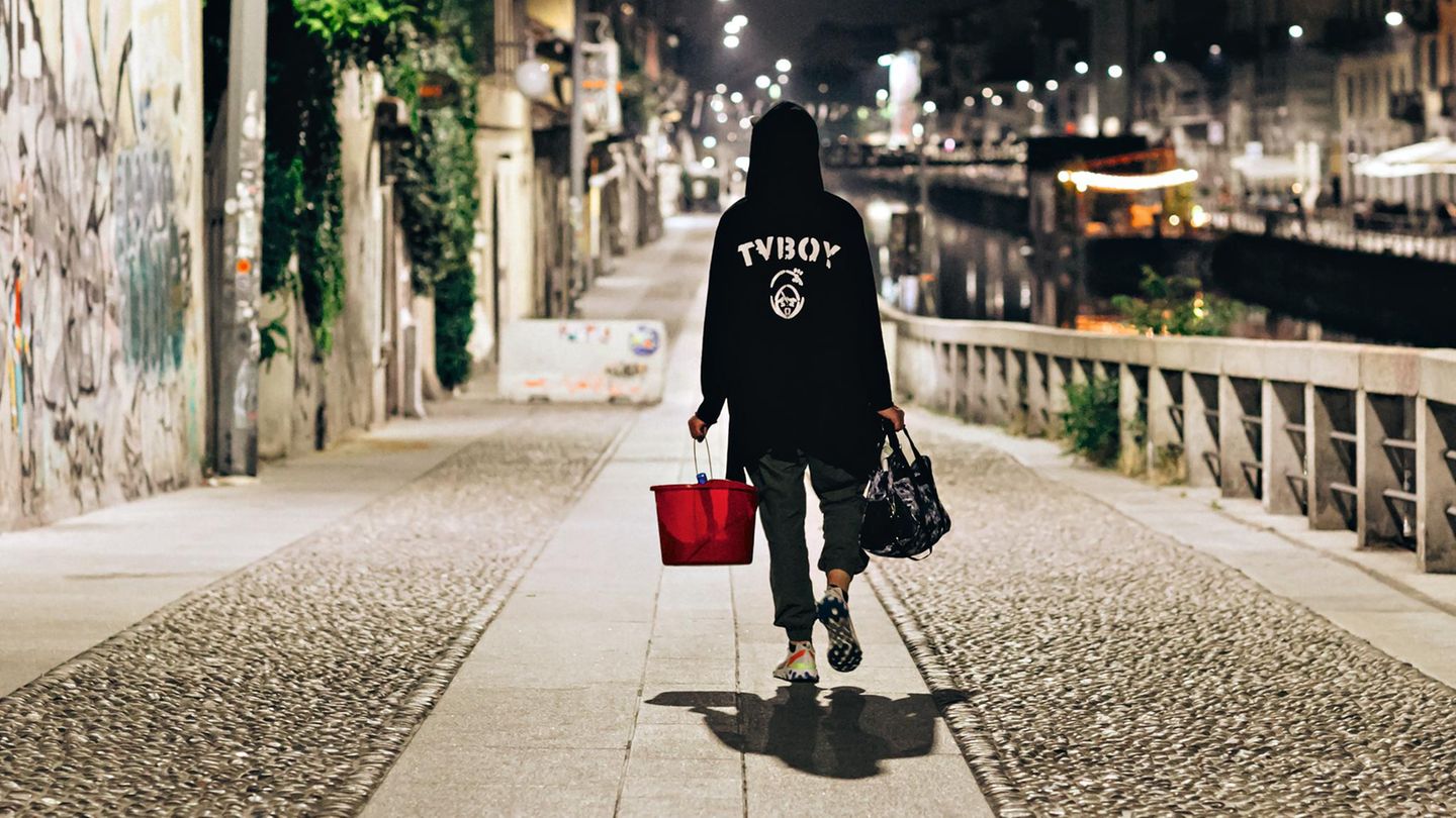TVBOY von hinten auf einer Strasse