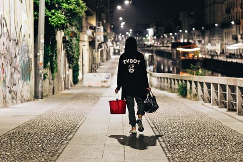 TVBOY von hinten auf einer Strasse