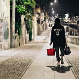 TVBOY von hinten auf einer Strasse