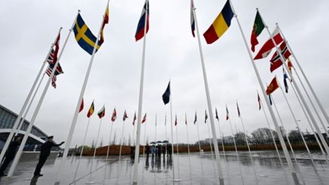 Die Flaggen der 32 Nato-Länder vor dem Brüsseler Hauptquartier