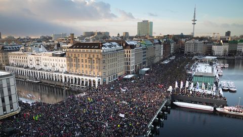 Zehntausende protestieren auf dem Hamburger Jungfernstieg gegen die AfD