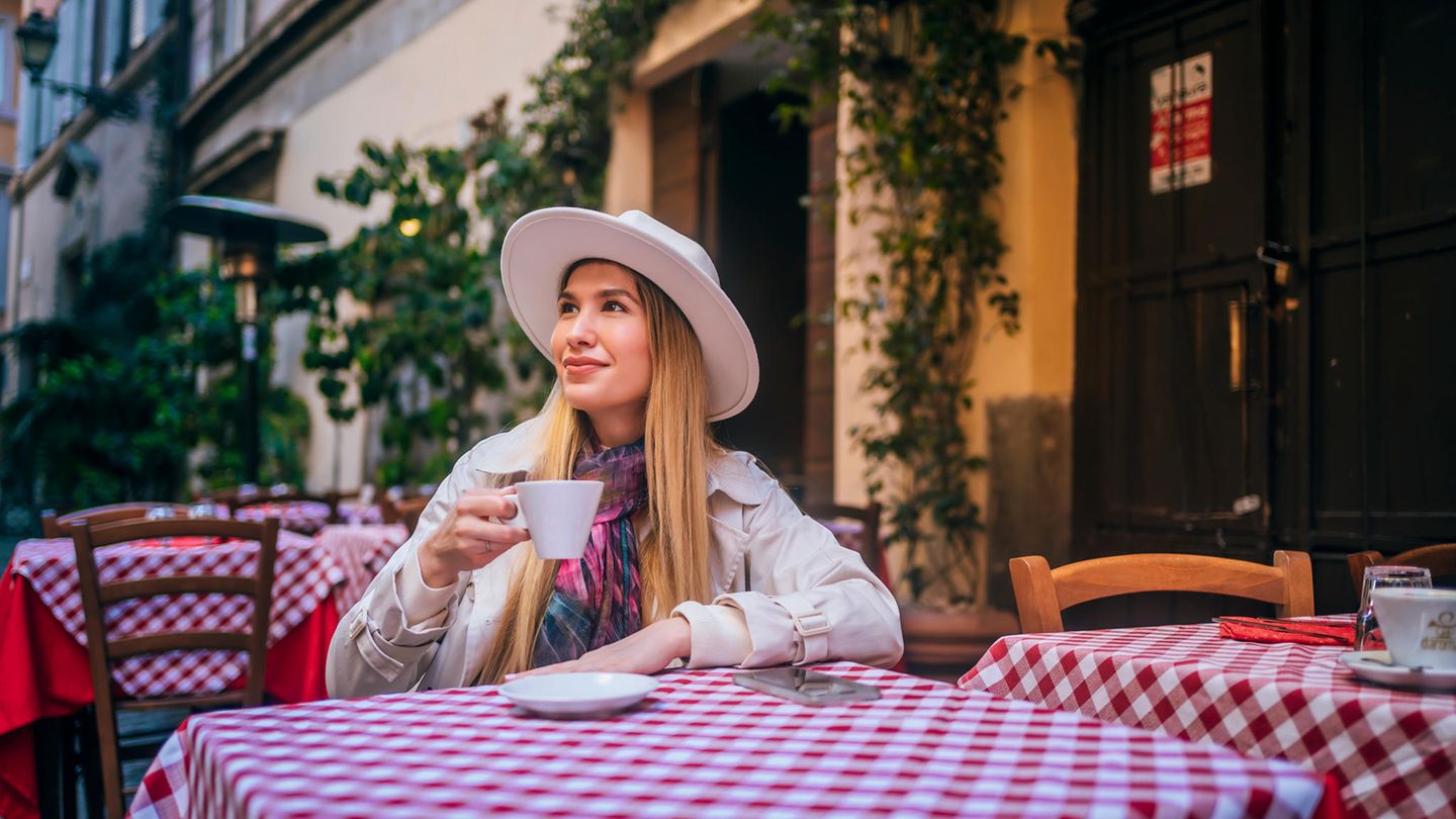 Im Ausland gilt die Regel: Meiden Sie Restaurants an touristischen Orten. Folgen Sie besser den Einheimischen in die Seitengassen, und achten Sie darauf, dass dort die Sprache des Landes gesprochen wird. In diesen Lokalen fernab der Touristenströme ist nicht nur das Essen meist besser, sondern auch der Preis kleiner.