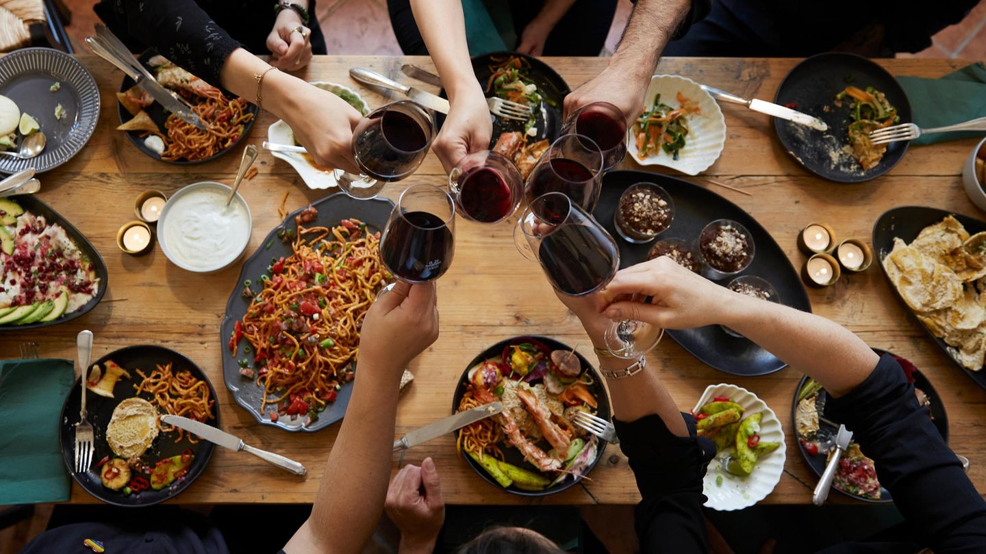 Liebe geht bekanntlich durch den Magen: Wenn Sie ein Restaurant betreten, schauen Sie den Gästen in die Gesichter. Sehen Sie glücklich aus? Haben Sie die Teller leer gegessen? Das könnte ein Anzeichen dafür sein, dass Sie sich in einem guten Restaurant befinden. 