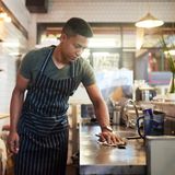 In guten Restaurants steht Sauberkeit an oberster Stelle: Sind die Tische abgeräumt und abgewischt? Liegen keine Wollmäuse in den Ecken, und sind die Badezimmer geputzt? Dann können Sie sich sicher sein, dass Hygiene auch bei der Zubereitung der Speisen oberste Priorität hat. 