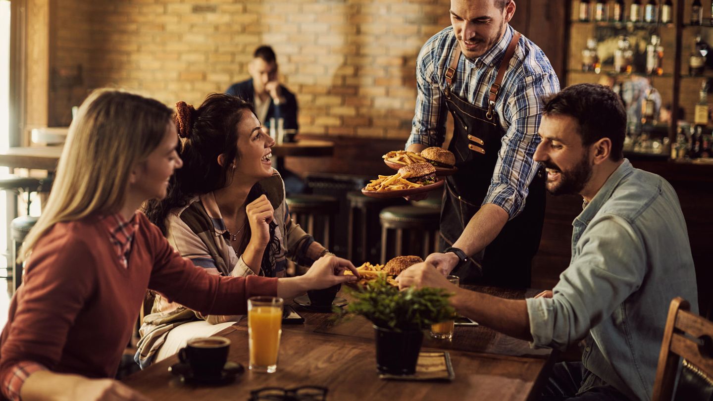 Nichts geht über die Professionalität von gutem Service: Sie haben eine Frage zum Essen? Wie es zubereitet wird, woher das Fleisch kommt oder womit man bestimmte Zutaten ersetzen kann? Wenn eine Servicekraft jedes einzelne Detail beantworten kann, zeigt das, dass sie ihren Job richtig gut macht und das Essen kennt, das in der Küche zubereitet wird.