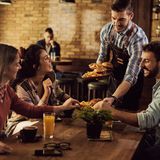 Nichts geht über die Professionalität von gutem Service: Sie haben eine Frage zum Essen? Wie es zubereitet wird, woher das Fleisch kommt oder womit man bestimmte Zutaten ersetzen kann? Wenn eine Servicekraft jedes einzelne Detail beantworten kann, zeigt das, dass sie ihren Job richtig gut macht und das Essen kennt, das in der Küche zubereitet wird.