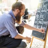 In der Einfachheit liegt die Würze: Wenn ein Restaurant eine konzentrierte, einseitige Speisekarte hat, ist das in der Regel ein ziemlich gutes Zeichen. Die Köchinnen und Köche sind auf ihre Gerichte spezialisiert und beherrschen jeden Handgriff. Noch besser: Wenn die kurze Speisekarte wöchentlich wechselt. Das bedeutet, jemand setzt sich mit den Produkten und den Vorlieben der Gäste auseinander. Ein Warnsignal ist es, wenn Sie eine riesige, mehrseitige Speisekarte ausgehändigt bekommen.