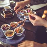 Wer essen geht, ist immer auf der Suche nach einem authentischen Erlebnis: Wenn Sie ein Restaurant betreten, das Essen aus einem anderen Land serviert und die meisten dort – sowohl hinterm Tresen als auch am Gasttisch – aus diesem Land stammen, können Sie sicher sein, dass Sie gleich ein hervorragendes Essen bekommen werden.