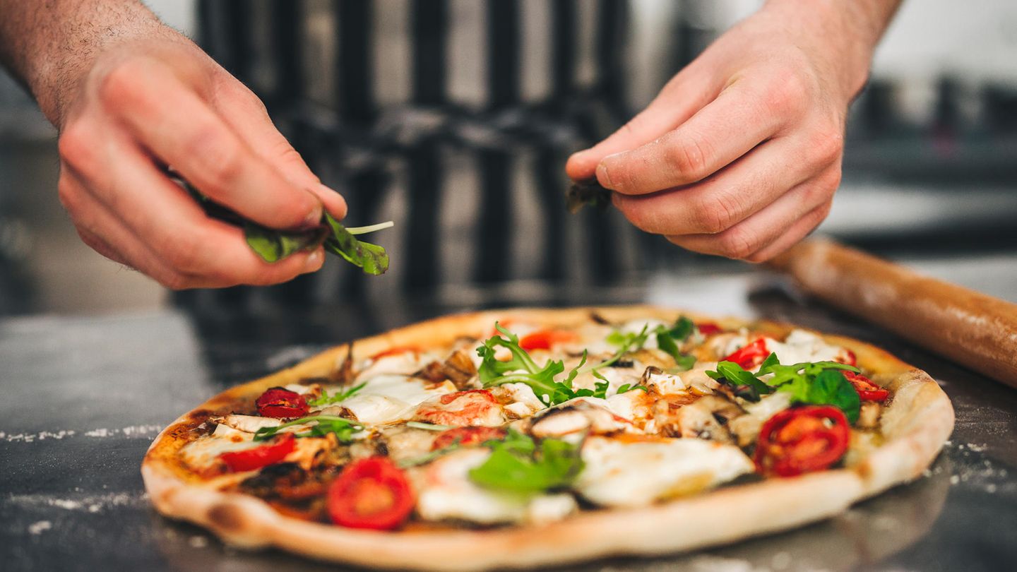 Gastronomie: Auf der Speisekarte stehen Nudelgerichte, Burger, Curries, Steaks und Tacos? Laufen Sie schnell! Suchen Sie Restaurants, die sich auf eine Küche beschränken – oder sogar auf nur ein Gericht. Wer beispielsweise 500 Pizzas am Tag backen muss, hat Routine und weiß, wie sie perfekt gelingt. Auf der Speisekarte stehen Nudelgerichte, Burger, Curries, Steaks und Tacos? Laufen Sie schnell! Suchen Sie Restaurants, die sich auf eine Küche beschränken – oder sogar auf nur ein Gericht. Wer beispielsweise 500 Pizzas am Tag backen muss, hat Routine und weiß, wie sie perfekt gelingt.