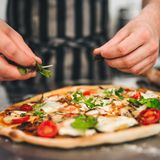Auf der Speisekarte stehen Nudelgerichte, Burger, Curries, Steaks und Tacos? Laufen Sie schnell! Suchen Sie Restaurants, die sich auf eine Küche beschränken – oder sogar auf nur ein Gericht. Wer beispielsweise 500 Pizzas am Tag backen muss, hat Routine und weiß, wie sie perfekt gelingt.    