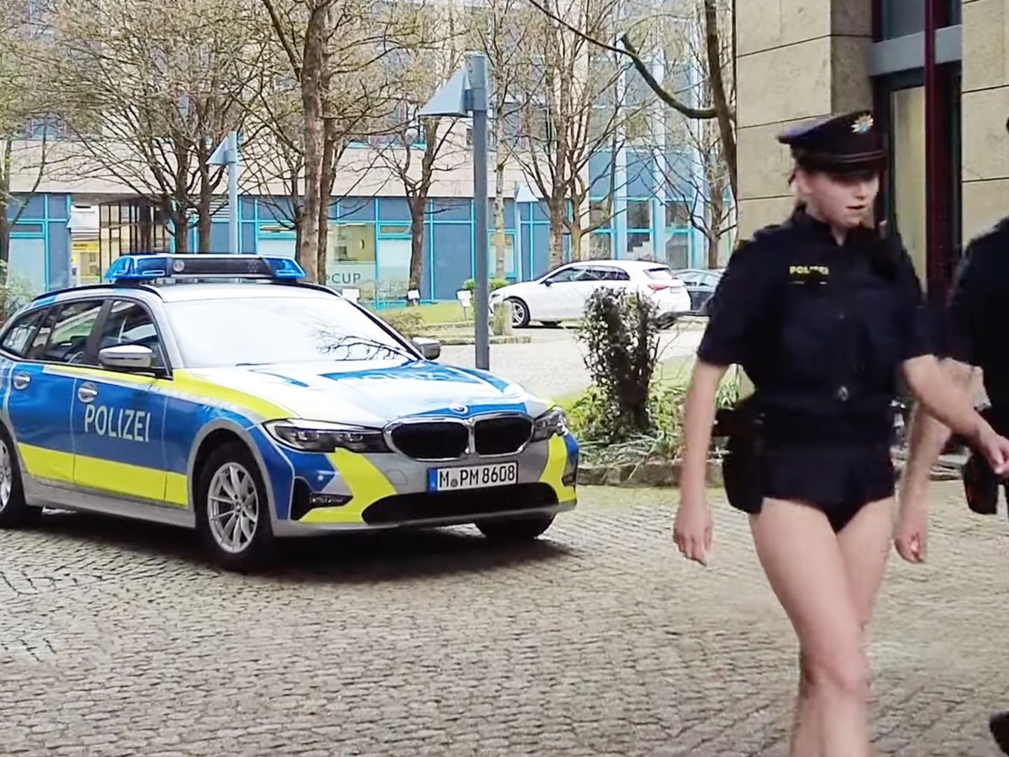 Bayern: Fehlende Uniformen – Polizei klagt an und zieht blank (Video) |  STERN.de