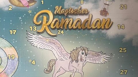 Dieser Ramadan-Kalender zeigt ein Pferd mit Flügeln über einer Moschee