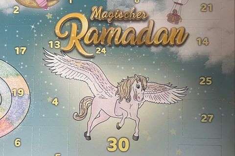 Dieser Ramadan-Kalender zeigt ein Pferd mit Flügeln über einer Moschee