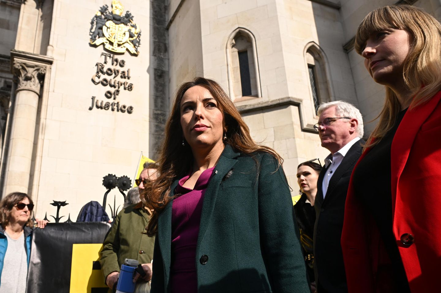 Stella Assange Stella Assange am 26. März beim Verlassen der Royal Courts of Justice, Großbritanniens Oberstem Gerichtshof. Sie und ihr Team konnten Julian Assanges Abschiebung erneut verzögern.