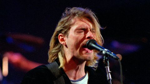 Kurt Cobain singt in ein Mikrofon
