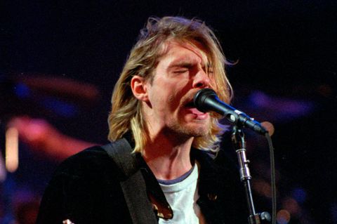 Kurt Cobain singt in ein Mikrofon