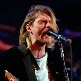 Kurt Cobain singt in ein Mikrofon