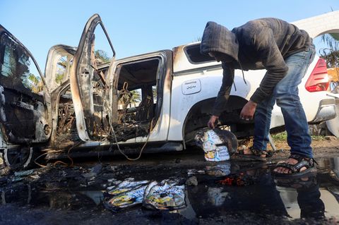 Ein zerstörtes NGO-Fahrzeug in Gaza