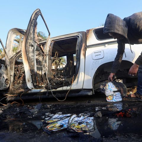 Ein zerstörtes NGO-Fahrzeug in Gaza