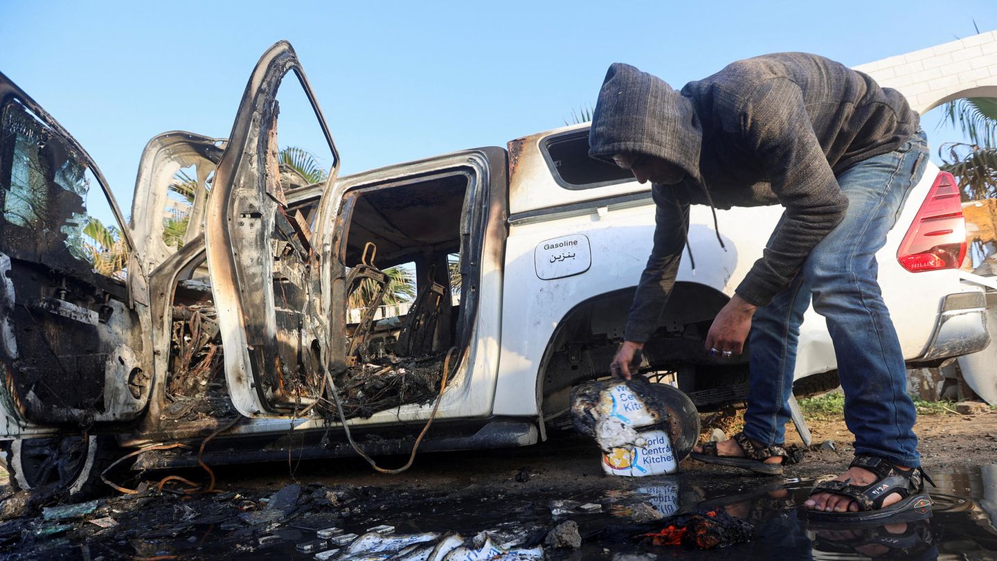 In Gaza steht ein zerstörter SUV von "World Central Kitchen" Ein zerstörtes NGO-Fahrzeug in Gaza