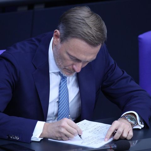 Christian Lindner schreibt im Parlament
