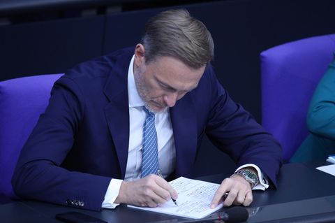 Christian Lindner schreibt im Parlament