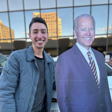Dakota Galban mit seinem Joe Biden aus Pappe