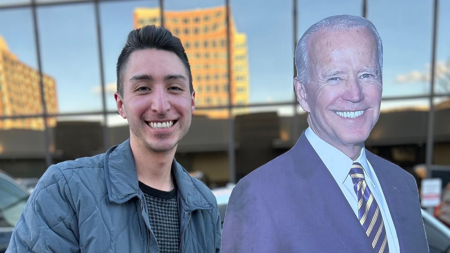 Dakota Galban mit seinem Joe Biden aus Pappe