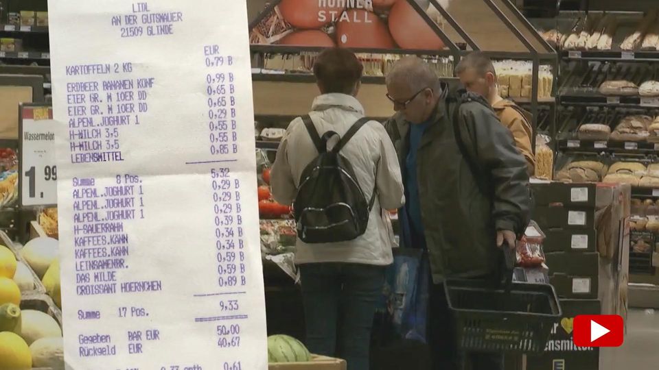 Im Video werden alle Produkte von dem alten Kassenbon nachgekauft und es gibt Tipps, wie man zumindest annähernd an die alten Preise rankommt.