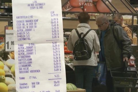 Im Video werden alle Produkte von dem alten Kassenbon nachgekauft und es gibt Tipps, wie man zumindest annähernd an die alten Preise rankommt.