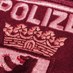 Eine Polizeimarke in der Nahaufnahme