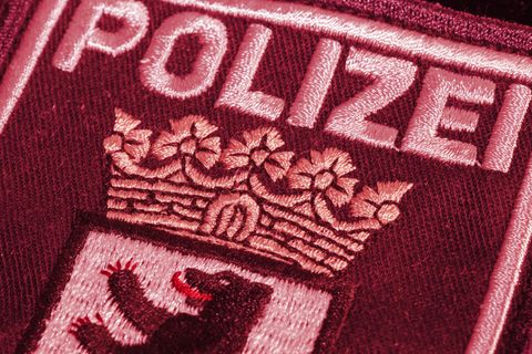 Eine Polizeimarke in der Nahaufnahme