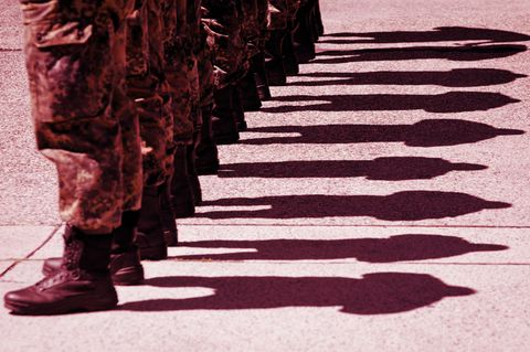 Bundeswehr Soldaten stehen in Uniform in einer Reihe man sieht die Beine bis zu den Knien und die Schatten die sie werfen