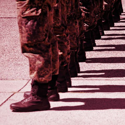 Bundeswehr Soldaten stehen in Uniform in einer Reihe man sieht die Beine bis zu den Knien und die Schatten die sie werfen